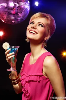 酒吧里的手拿高脚杯鸡尾酒性感美女图片 酒吧里的手拿高脚杯鸡尾酒性感美女图片