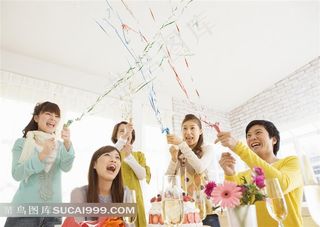一群人的家庭生日宴会