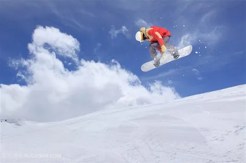 在高空跳跃滑雪人物高清图片 在高空跳跃滑雪人物高清图片