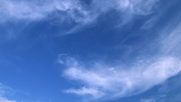 蓝色背景中的云彩