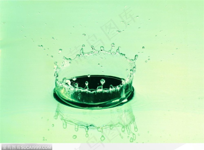 绿色灯光下溅起水花的清澈水面