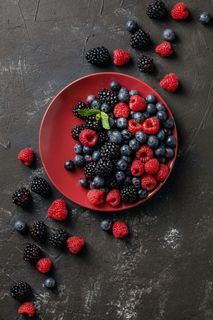 盘子里的浆果图片