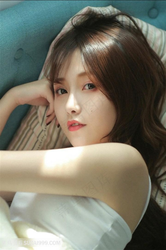 躺在沙发上的高清*美女写真