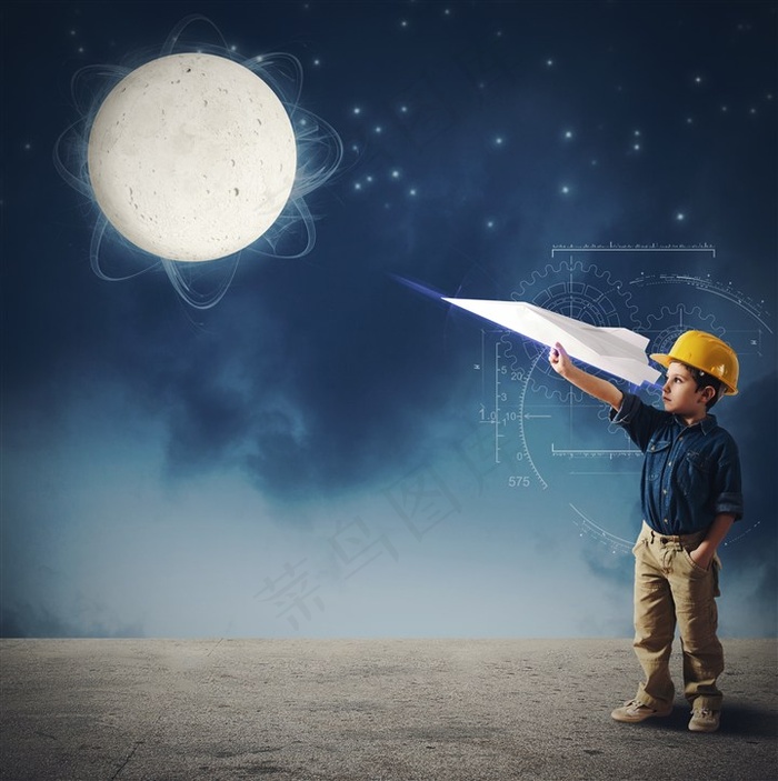 拿着纸飞机的儿童