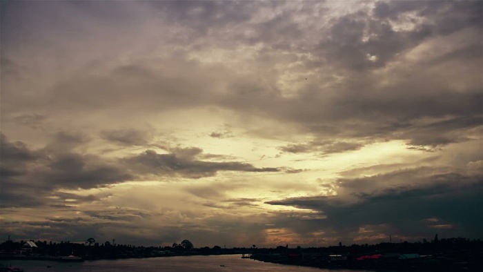 天空与城市的河流上方的云彩