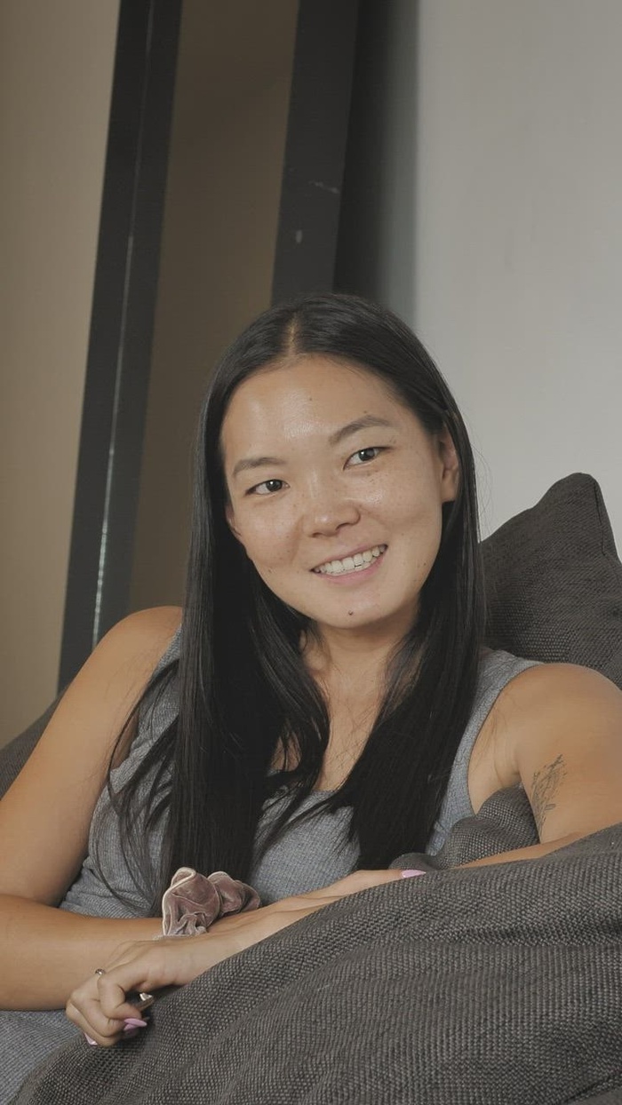 听她朋友说话的女孩