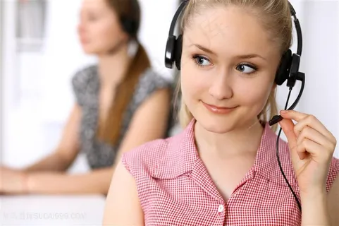 微笑的美女客服高清图