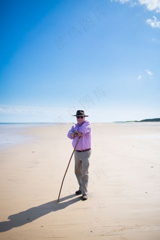海边度假帅哥图片