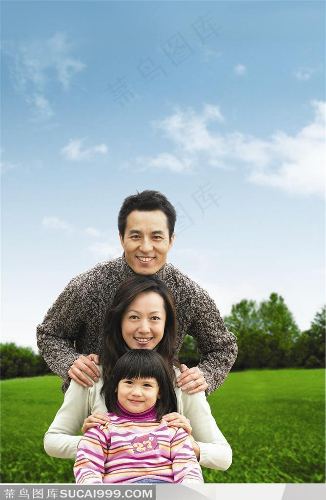 幸福的一家-在草地上幸福的一家三口