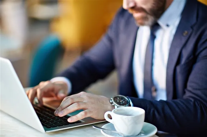 穿着西装操作电脑的商务人士高清图片