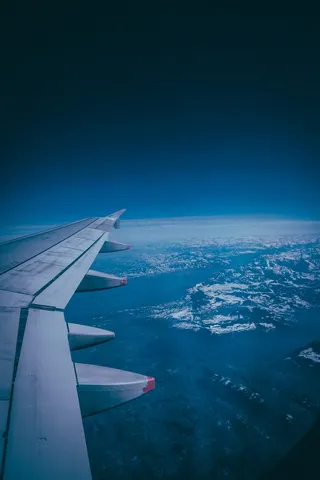 高空飞行的飞机羽翼图片