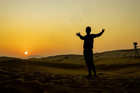 沙漠上的人物剪影图片 沙漠上的人物剪影图片