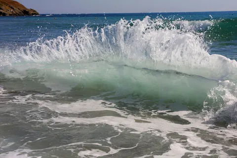 海边溅起浪花图片 海边溅起浪花图片