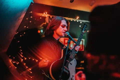 酒吧唱歌帅气男歌手图片