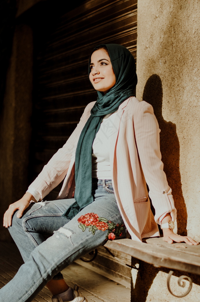 文静外国美女侧颜图片