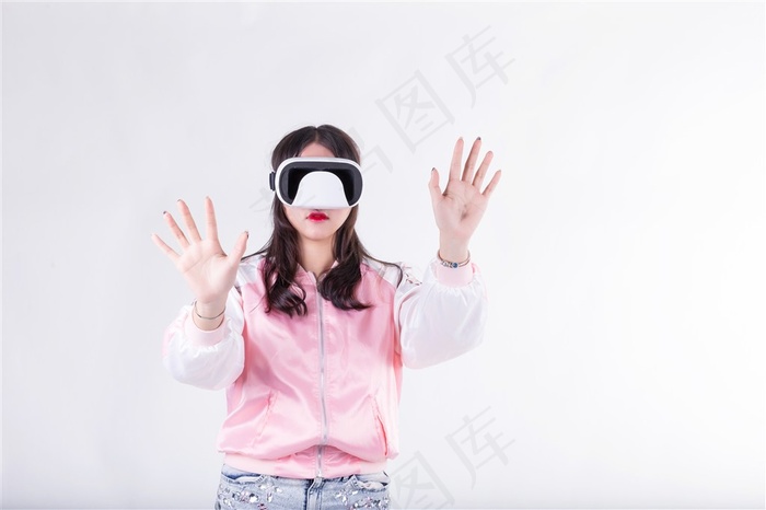 戴VR眼镜的少女高清图