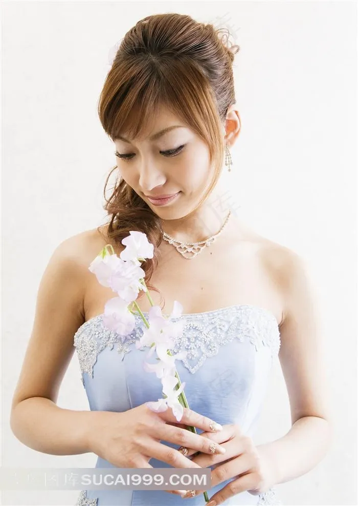 拿鲜花的新娘写真
