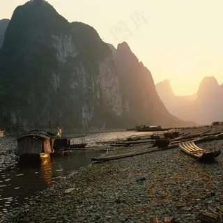 日落时分石峰下水面上的船屋 日落时分石峰下水面上的船屋