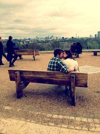 伤感情侣接吻图片