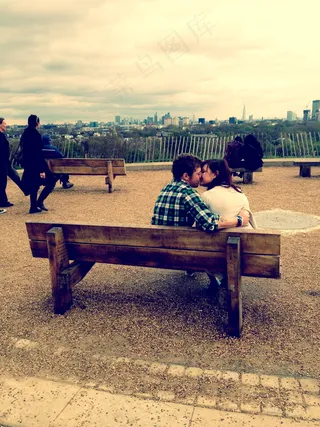 伤感情侣接吻图片