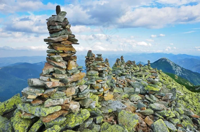山峰石头堆叠图片