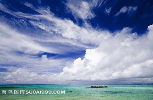 蓝天下的大海风景图片