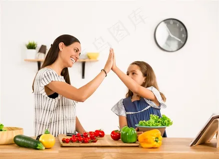 击掌的国外母女 击掌的国外母女