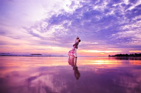唯美海边恋人相拥婚纱样片