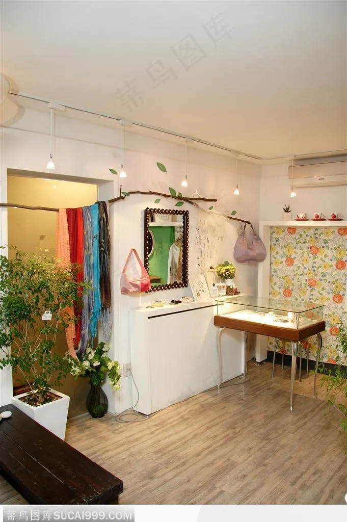 流行服饰-简洁的服饰店