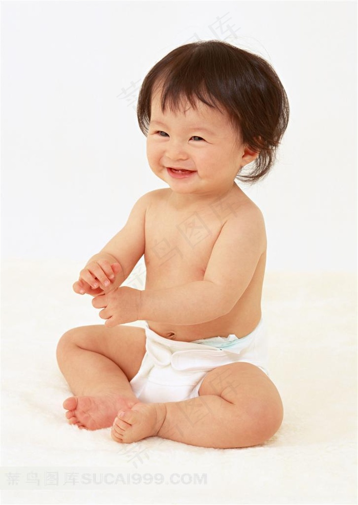 坐着大笑的婴儿