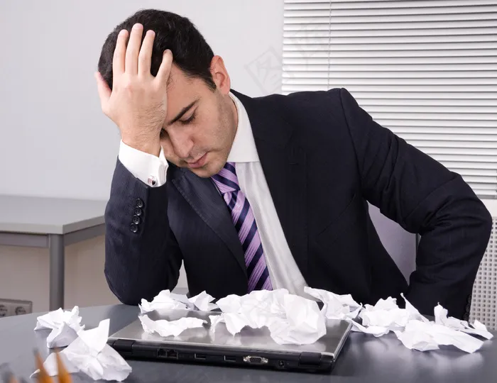 穿西装的帅哥图片下载