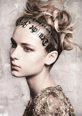 金色复古盘发美女