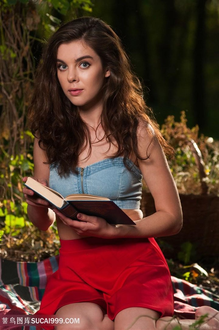 读书的欧美性感美女老师图片