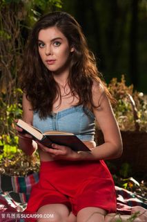 读书的欧美性感美女老师图片