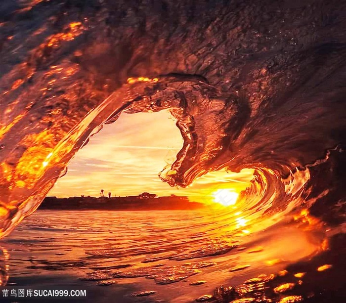 金黄色阳光海浪海啸图片