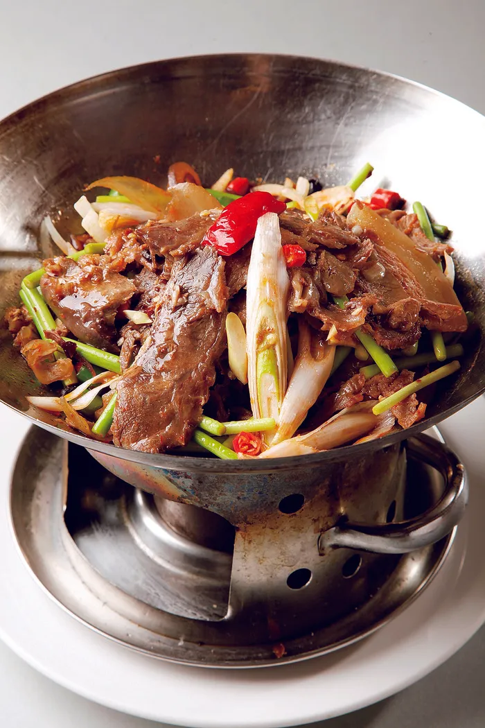 干锅美食焖锅湘菜麻辣香辣纸锅干锅带皮牛肉