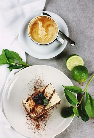 卡布基诺陪蓝莓慕斯