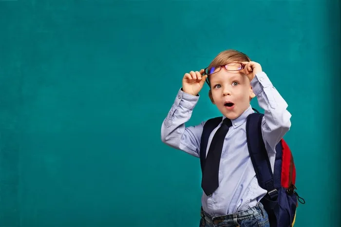 做出奇怪标签的儿童