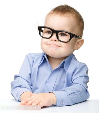 站在桌子前的孩子