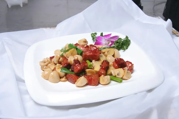 36  鲜口蘑烧肉-华丰宾馆