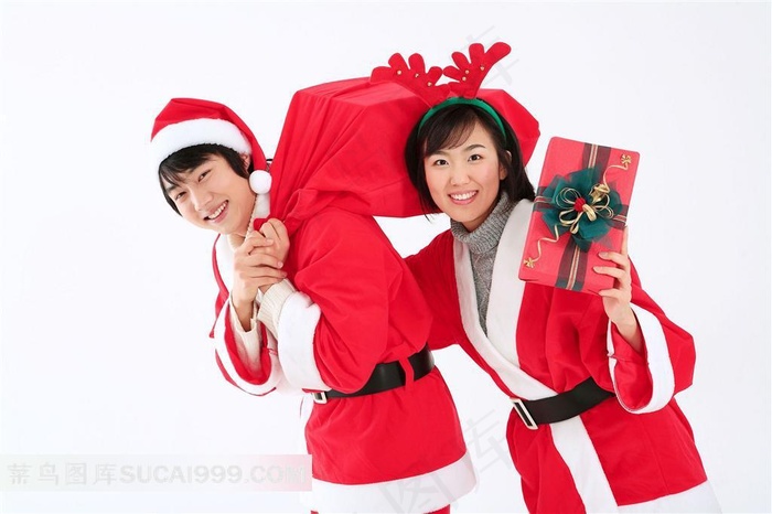 拿圣诞礼物的情侣