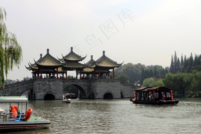 湖水上修建的带屋脊的古桥