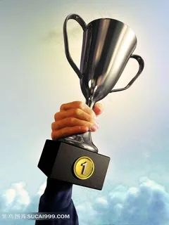 手拿奖杯高清图片