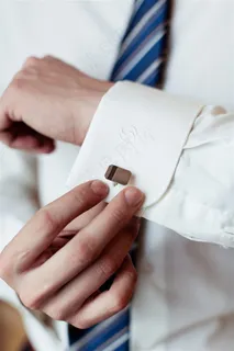 白衬衣的男人手势图片