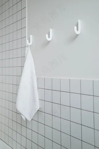 白色瓷砖卫生间墙面图片