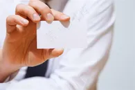 穿衬衫商务人士手握名片手势图片
