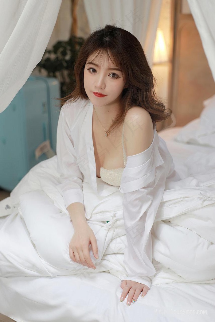 超清干净白嫩的衬衣丝袜美女诱惑优优写真图片