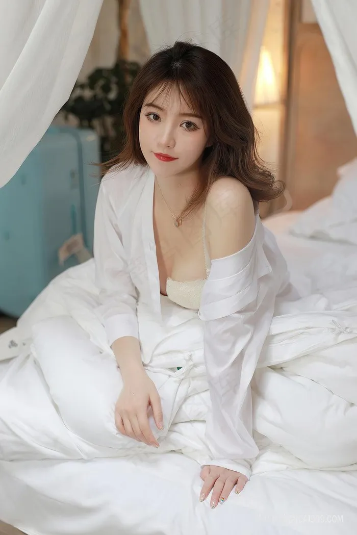 超清干净白嫩的衬衣丝袜美女诱惑优优写真图片