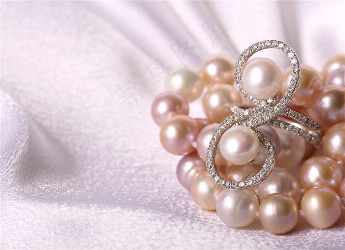 美丽的珍珠项链和戒指