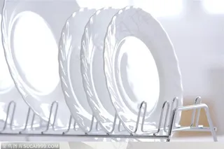 美食制作-夹子上的白色盘子